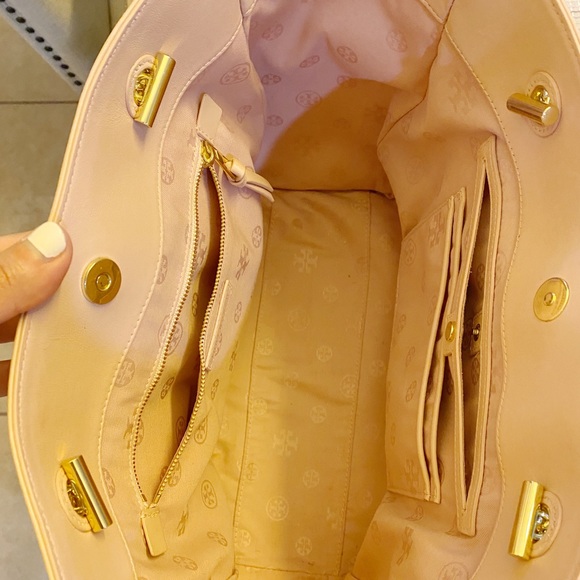 Gently used 🎀 Tory Burch Alexa Quilted Tote - Picture 7 of 8